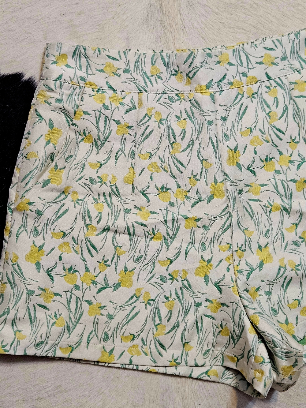 TCEC High-Waist Floral Dress Shorts - Yellow & Green on Cream Sz M